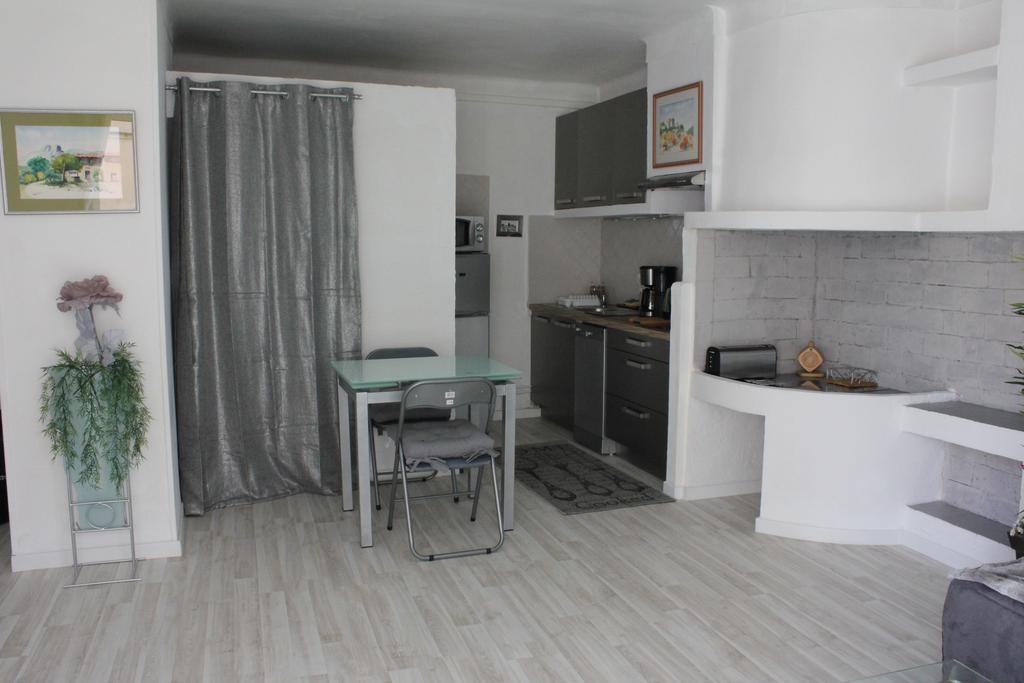 Studio De Charme Avec Sa Terrasse En Plein Coeur De Ville LʼIsle-sur-la-Sorgue Buitenkant foto