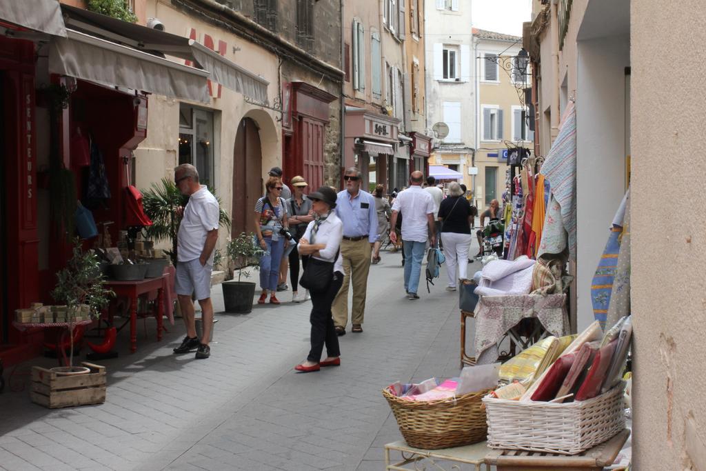 Studio De Charme Avec Sa Terrasse En Plein Coeur De Ville LʼIsle-sur-la-Sorgue Buitenkant foto